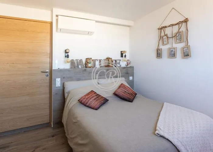 Superbe Contemporaine Pied Dans L'eau Villa