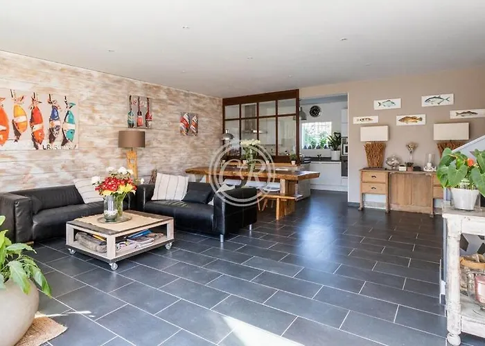 Superbe Contemporaine Pied Dans L'eau Villa