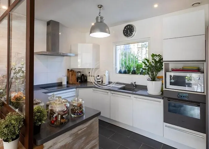 Superbe Contemporaine Pied Dans L'eau *